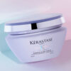 Kerastase Blond Absolu Ultra-Violet ljubičasta maska ima bogatu teksturu čija obogaćena formula sadrži kombinaciju negujućih aktivnih komponenti. Namenjena je svim plavim kosama koje su tretirane blanšom, kao i kosama koje imaju pramenove ili tehniku posveljivanja. Kombinacijom hijaluronske kiseline i ekstrakta Runolist (Edelvajs) cveta neguje kosu i neutrališe žute i bakarne podtonove koji se javljaju na plavim kosama. Maska se može koristiti jednom nedeljno ili po potrebi kako bi neutralisala bakarne podtonove i očuvala hladne tonove na kosi.