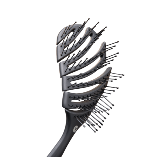 HH Simonsen Flex Air Brush je fleksibilna mat crna četka za kosu koja ubrzava proces raščešljavanja i sušenje kose. Otvoreni dizajn omogućava vazduhu da lakše prolazi, što rezultira bržim sušenjem i feniranjem. Otporna je na toplotu do 240 stepeni. HH Simonsen Flex Air mat crna četka je dizajnirana tako da je izuzetno nežna prema kosi. To je moguće zbog čekinja sa jedinstvenom SmartFlex tehnologijom. Ne čupaju, ne kidaju i ne lome kosu. Flex Air četka može se koristiti na mokroj i suvoj kosi. Ova četka je idealna za brzo i efikasno oblikovanje kose, čuvajući njenu zdravu teksturu i sjaj.
