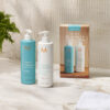 MoroccanOil Moisture Repair Duo Set za ojačavanje oštećene kose. Moisture Repair set namenski formulisan za veoma oštećenu kosu. Sadrži visokoefikasne formule sa arganovim uljem i keratinskim proteinima. MoroccanOil Moisture Repair Duo Set šampona i regeneratora pomaže u obnavljanju elastičnosti, vlažnosti i sjaja kose.