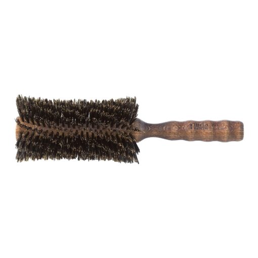Četka za kosu Ibiza Hair H6 ujedno i najveću četku za kosu u kolekciji. Idealna je za feniranje na ravno jer su čekinje raspoređene tako da svaka dlaka ravnomerno prođe kroz četku za gladak i sjajan rezultat.  Drška od drveta, dizajnirana je tako da odgovara obliku šake i da je laka u ruci, pružajući optimalnu udobnost tokom korišćenja. Uz inovativnu GripSlip tehnologiju ova udobna četka obezbeđuje stabilno držanje i preciznost prilikom oblikovanja frizure. Visokokvalitetna četka kreirana je u Španiji od prirodnih materijala, a čekinje su napravljene od veprove dlake. Prednost veprove dlake je ta da ona prirodno raspoređuju ulja na vašoj kosi a to joj daje prirodan sjaj.