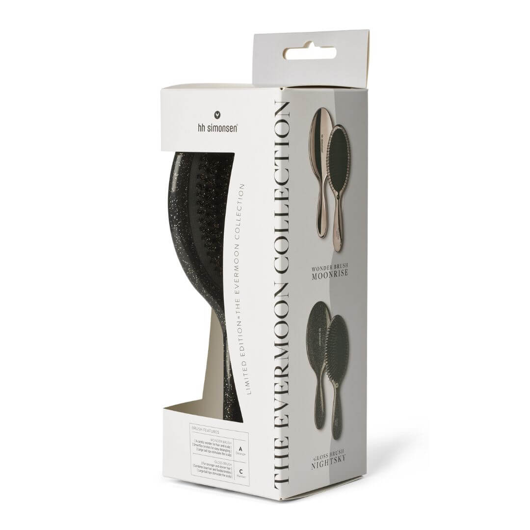 Wonder i Gloss DUO Gold četki ima jednu Metalik HH Simonsen Wonder Brush Sunglow četku sa Smart Flex čekinjama i jednu HH Simonsen Gloss Brush Stardust šljokičavu četku koja ima kombinaciju čekinja od pravih dlaka divlje svinje i fleksibilnih sintetičkih Smart Flex čekinja za superiorno češljanje. Šljokičava Gloss Brush Stardust je sjajna i nežna četka koja je savršena za svakodnevnu upotrebu i glatko klizi kroz kosu bez čupanja. Metalik Wonder Brush Sunglow četka je idealna za češljanje mokre i suve kose jer ne čupa zahvaljujući Smart Flex čekinjama koje su izuzetno savitljive. Elegantan i ergonomski dizajn četki iz Wonder i Gloss DUO Gold seta činiće ih neizostavnim delom rutine nege kose. Wonder i Gloss DUO Gold idealan je kao poklon svakom ljubitelju luksuzne nege kose.