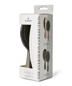 HH Simonsen Wonder i Gloss DUO Metal set sadrži dve četke za kosu za najluksuznije iskustvo nege kose. Wonder i Gloss DUO Metal četki ima jednu Metalik HH Simonsen Wonder Brush Moonshine četku sa Smart Flex čekinjama i jednu HH Simonsen Gloss Brush Nightsky šljokičavu četku koja ima kombinaciju čekinja od pravih dlaka divlje svinje i fleksibilnih sintetičkih Smart Flex čekinja za superiorno češljanje. Šljokičava Gloss Brush Nightsky je sjajna i nežna četka koja je savršena za svakodnevnu upotrebu i glatko klizi kroz kosu bez čupanja. Metalik Wonder Brush Moonshine četka je idealna za češljanje mokre i suve kose jer ne čupa zahvaljujući Smart Flex čekinjama koje su izuzetno savitljive.